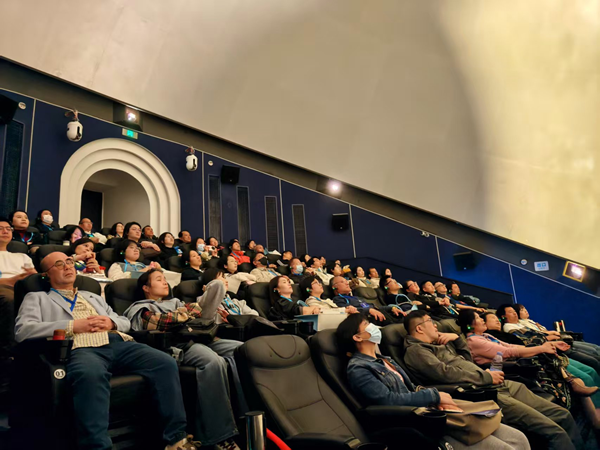 海峽兩岸青少年科學(xué)教育界代表參觀福州科技館 海峽兩岸青少年科學(xué)教育界代表參觀福州科技館