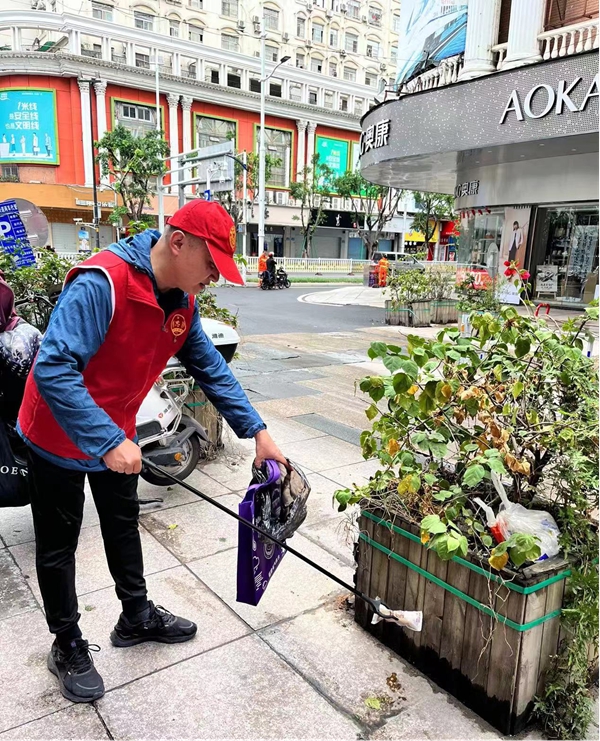 市科協(xié)機關二支部開展黨員活動日志愿服務活動