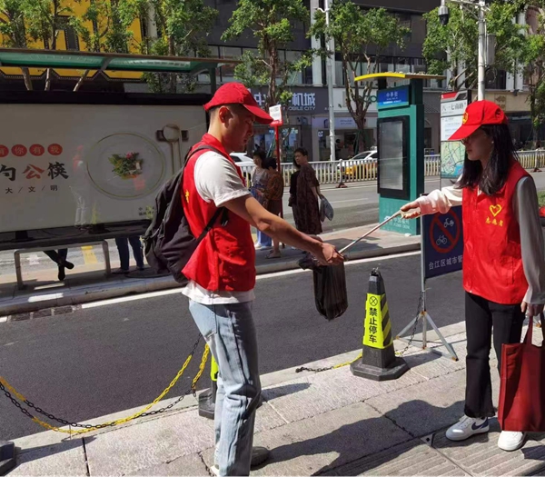 市科協(xié)機關二支部開展黨員活動日志愿服務活動