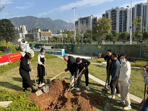 市科協(xié)機關(guān)二支部開展“黨建引領添新綠，科普為民促發(fā)展”植樹護綠活動