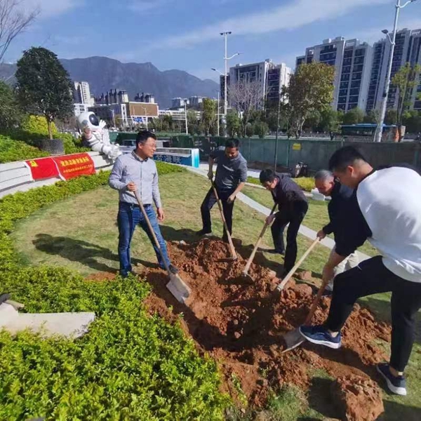 市科協(xié)機關(guān)二支部開展“黨建引領添新綠，科普為民促發(fā)展”植樹護綠活動