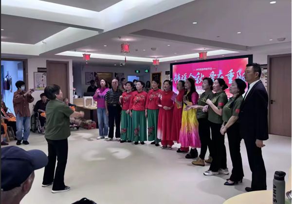 二支部進(jìn)社區(qū)開展“情暖金秋，愛在重陽”主題活動