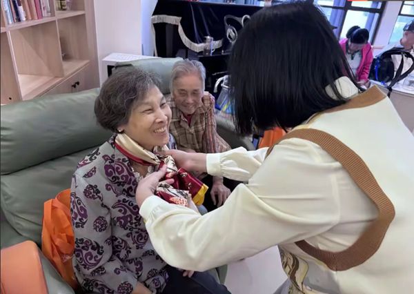 二支部進(jìn)社區(qū)開展“情暖金秋，愛在重陽”主題活動